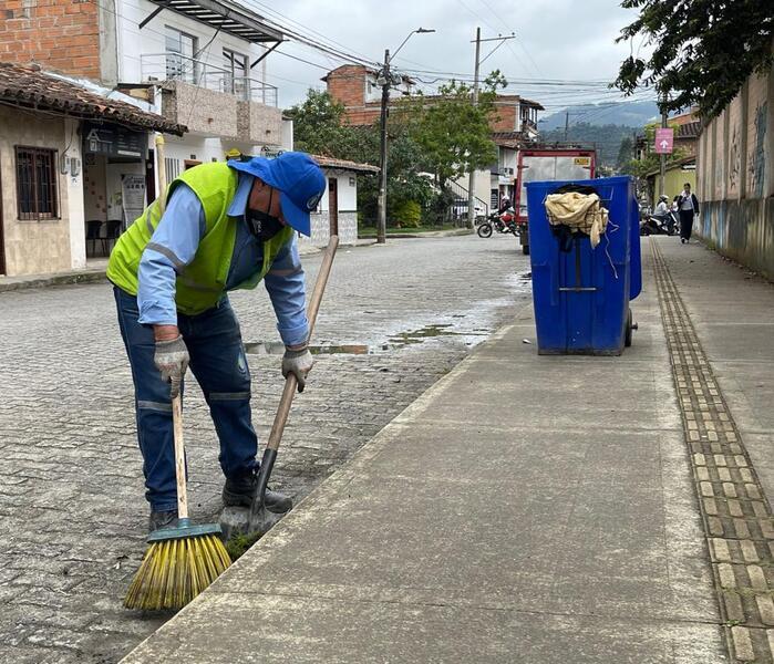 ¡Destacada labor! Más de 20 toneladas de residuos recolectan mensualmente los operarios de barrido en La Ceja!