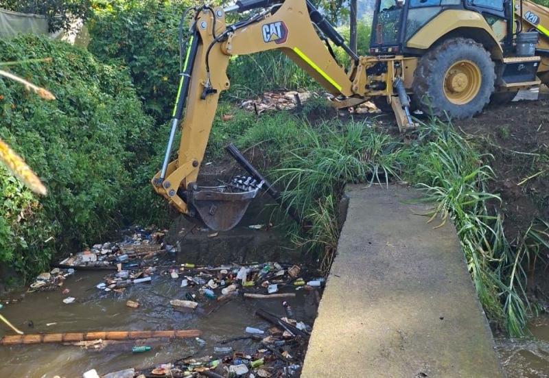 Nueva jornada de limpieza en el viaducto de San Joaquín por contaminación recurrente