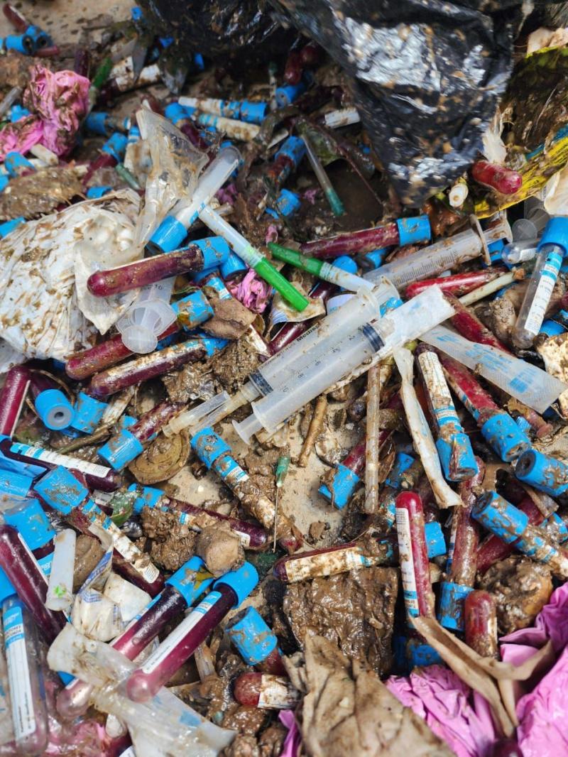 Grave denuncia en La Ceja por disposición irresponsable de residuos peligrosos, se encontraron bolsas con sangre y agujas en residuos orgánicos.