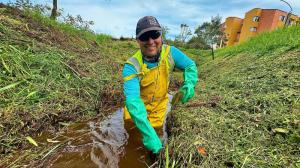 Con la intervención de 11 tramos de cuerpos hídricos, EEPP de La Ceja, la Alcaldía y Cornare ejecutan convenio para el mantenimiento de caños y quebradas