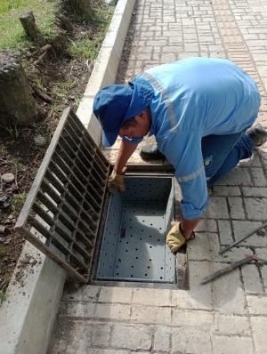 Empresas Públicas de La Ceja instaló canastillas colectoras en 10 nuevos sumideros de la Calle de las Flores