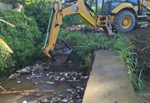 Nueva jornada de limpieza en el viaducto de San Joaquín por contaminación recurrente
