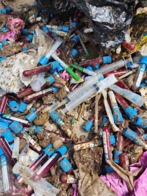 Grave denuncia en La Ceja por disposición irresponsable de residuos peligrosos, se encontraron bolsas con sangre y agujas en residuos orgánicos.